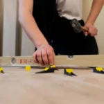 Montaż płytek podłogowych za pomocą klipsów poziomujących.